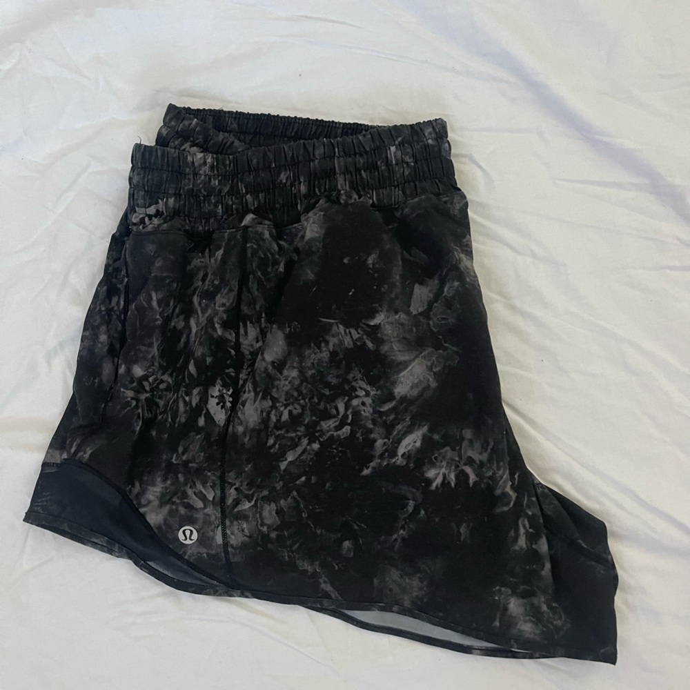 Lululemon Hottt Hot Shorts | black and grey print | 18